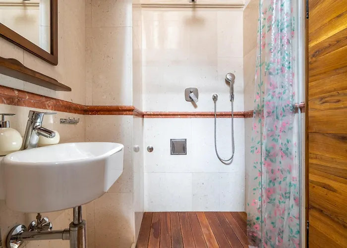 מלון Lux Centre 4*